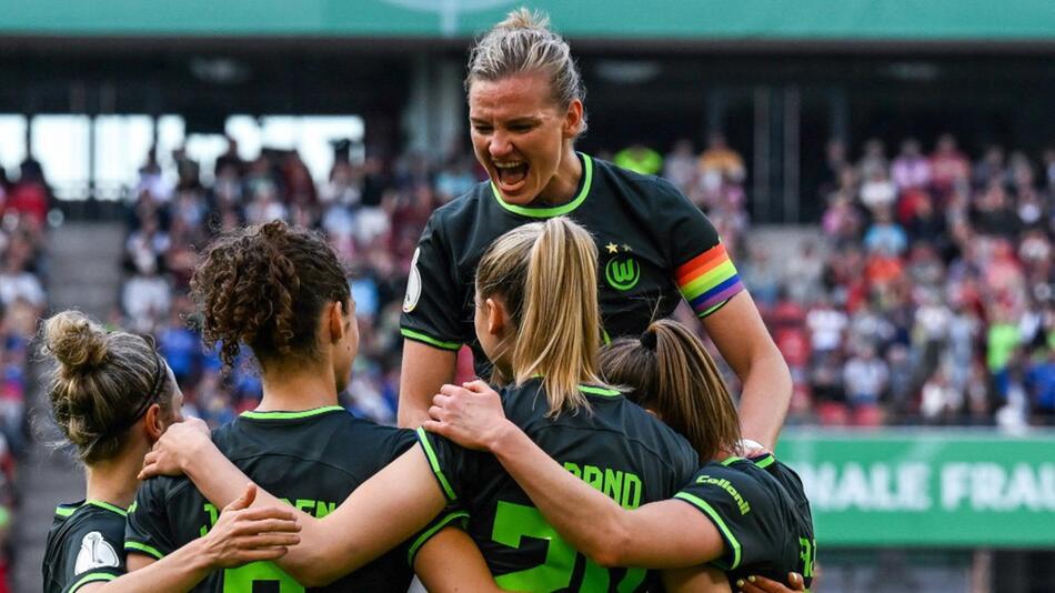 Alexandra Popp feiert mit ihren Wolfsburger Kolleginnen ein Tor im Pokalfinale gegen Freiburg
