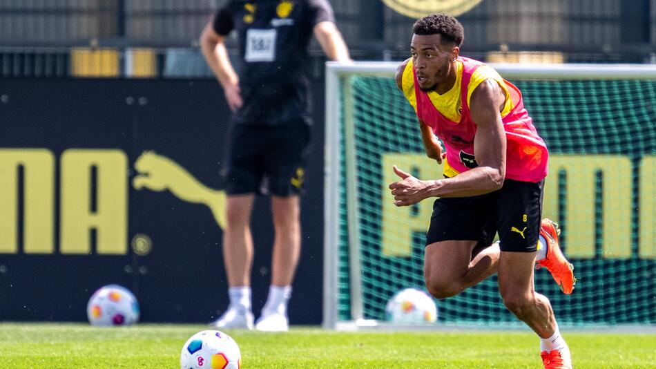 Felix Nmecha sprintet im Training bei Borussia Dortmund mit dem Ball
