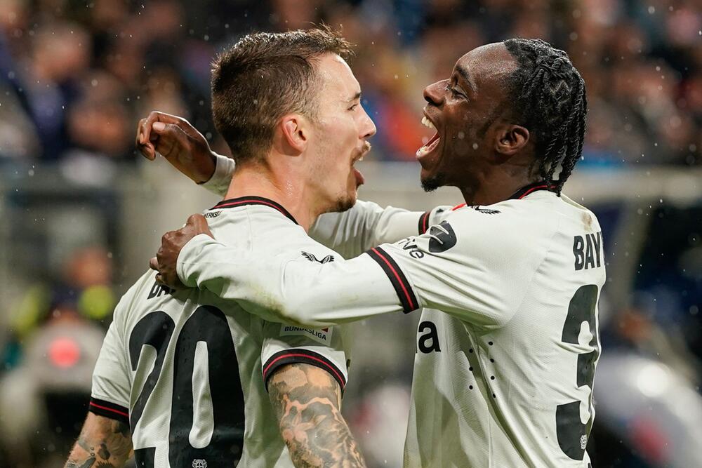 Alejandro Grimaldo und Jeremie Frimpong