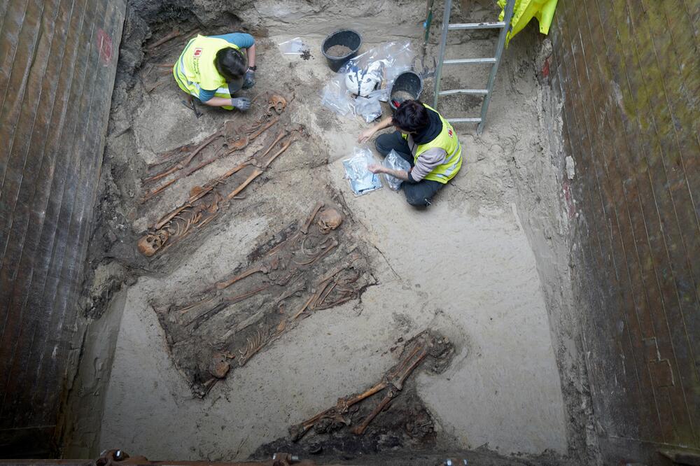 Archäologen legen Grab frei