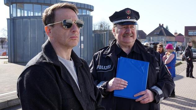 "Dünentod - Ein Nordsee-Krimi: Die große Freiheit": Tjark Wolf (Hendrik Duryn, l.) und Torsten ...