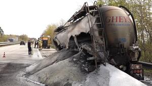 Schockmoment auf der A1: Lkw-Anhänger fängt Feuer