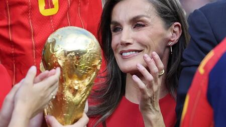 Königin Letizia begeistert im roten Kleid beim WM-Finale
