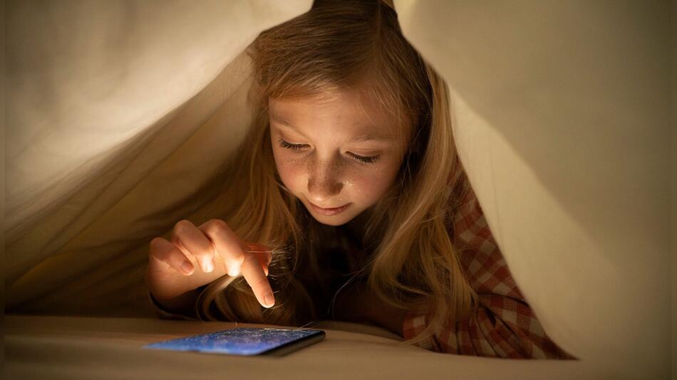 Früher musste man heimlich mit der Taschenlampe im Bett lesen. Heute leuchten die Smartphones ...