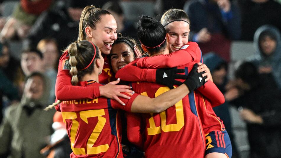 Spaniens Spielerinnen feiern das fünfte Tor im WM-Spiel gegen Sambia