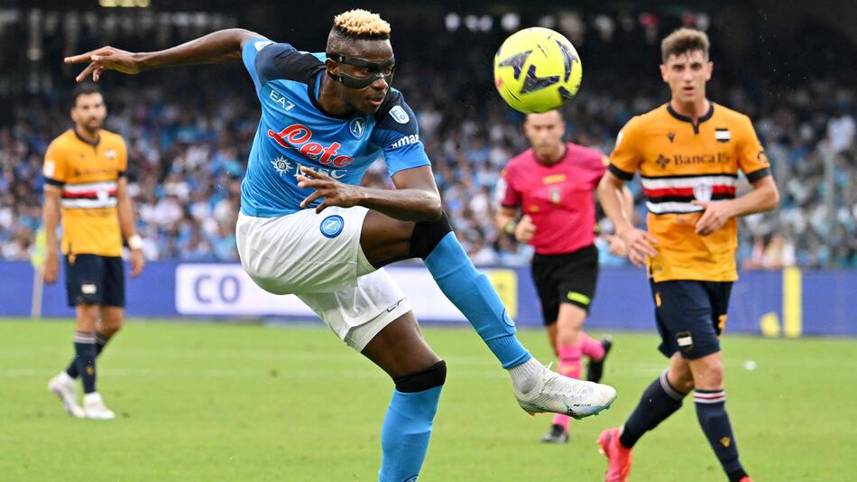 Neapels Mittelstürmer Victor Osimhen im Duell mit Sampdoria Genua