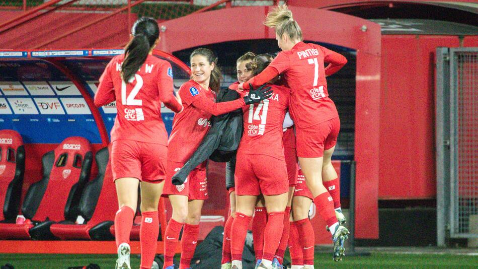 Die Fußballerinnen des Dijon FCO im November 2024 in ihrer Heimstätte, dem Stade Gaston Gerard.