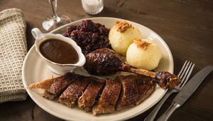 Martinsgans mit Rotkohl und Klößen