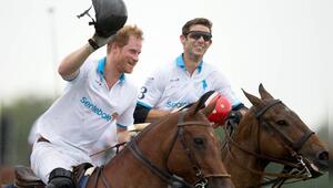 Prinz Harry (l.) spielt leidenschaftlich gerne Polo. Auch seine neue Serie dreht sich um den Sport.