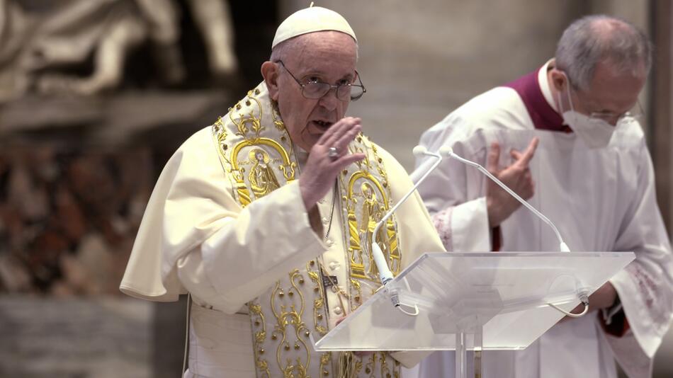 Papst Franziskus an einem Rednerpult