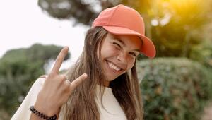 Mädchen macht "Rock 'n' Roll"-Zeichen