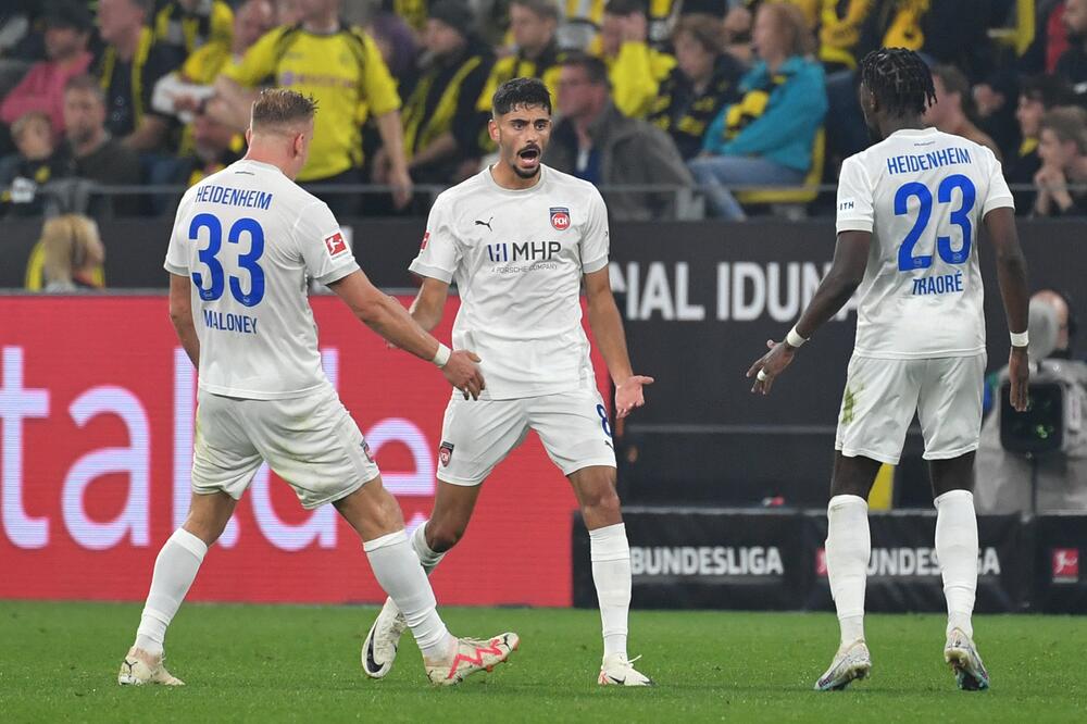 Heidenheimer Torjubel in Dortmund mit Eren Dinkci, Lennard Maloney und Omar Traore