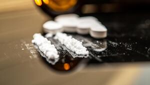 Tabletten und weißes Pulver, vermutlich Fentanyl, auf einem Tisch