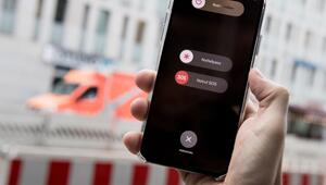 Mann bedient Funktion "Notruf SOS" auf seinem iPhone
