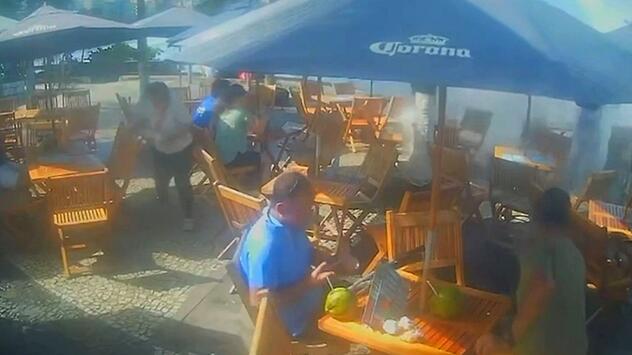 Urlauber flüchteten: Riesige Welle überrollt Strandcafé in Rio