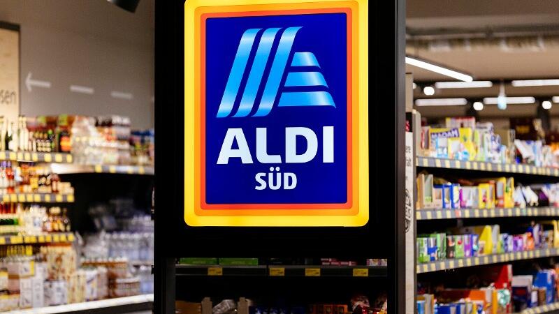 Das Logo von Aldi Süd steht im Supermarkt.
