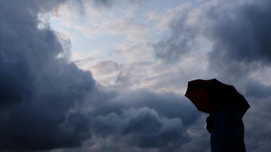 Wetter in NRW: Die Wolken reißen kurzzeitig auf.