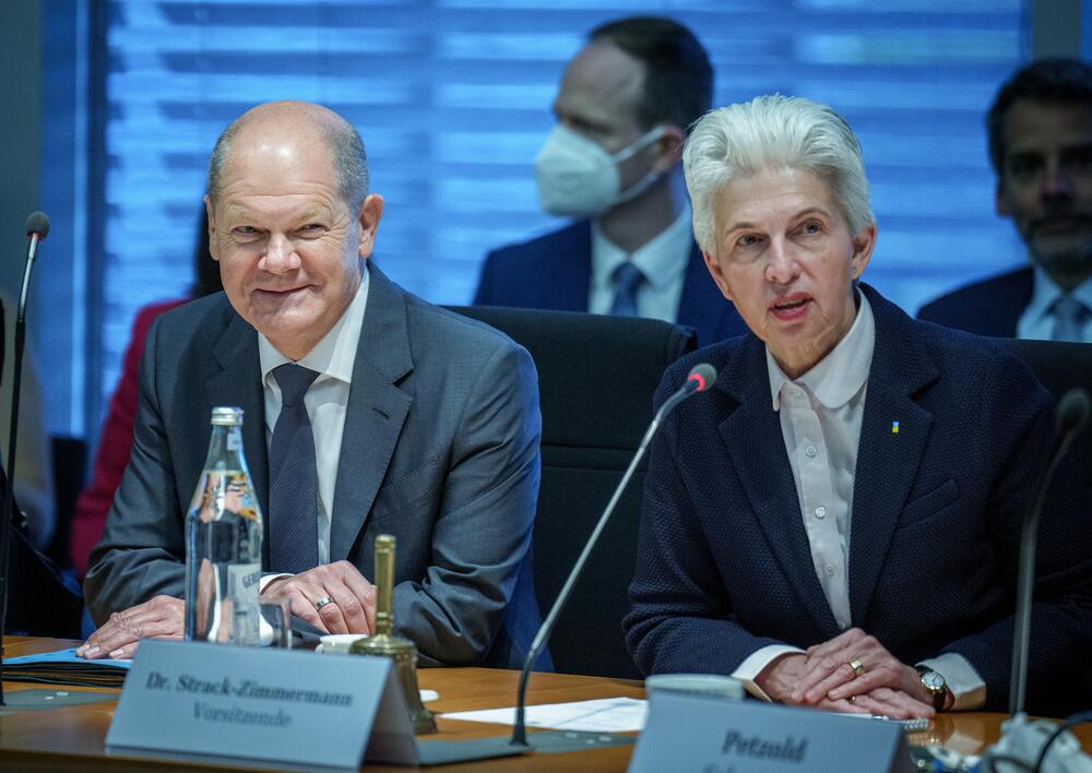 Olaf Scholz und Marie-Agnes Strack-Zimmermann im Verteidigungsausschuss