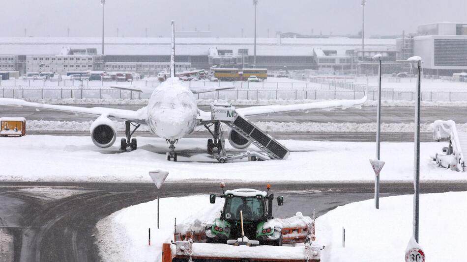 Schneetreiben auf dem Flughafen München