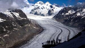 Menschen genießen die Aussicht auf den Aletschgletscher in der Nähe von Goms.  