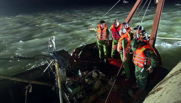 Ausflugsschiff in Vietnam gekentert