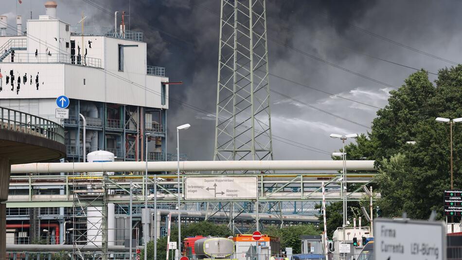 Rauchwolke über Chempark Leverkusen