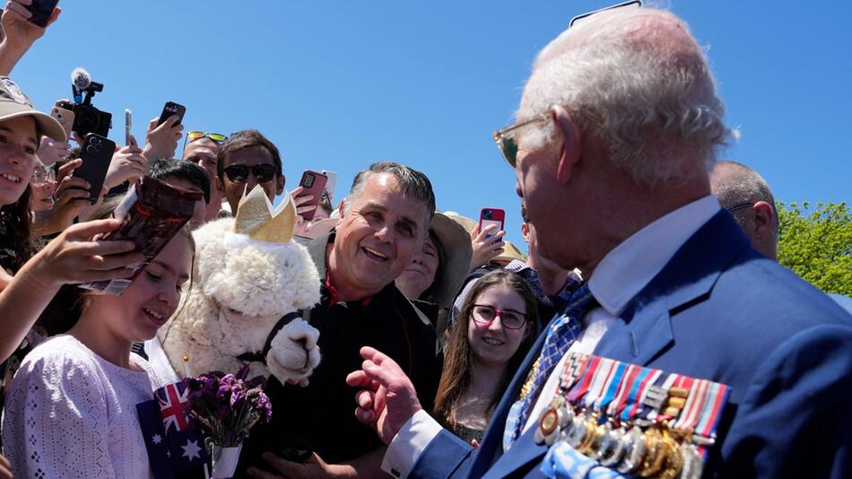 König Charles hat in der australischen Hauptstadt Canberra Bekanntschaft mit dem Alpaka Hephner ...