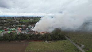 Bei Mannheim: Brennender Müllhaufen sorgt für riesige Rauchsäule