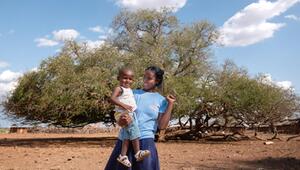 Eine junge Mutter in Madagaskar mit ihrem Sohn