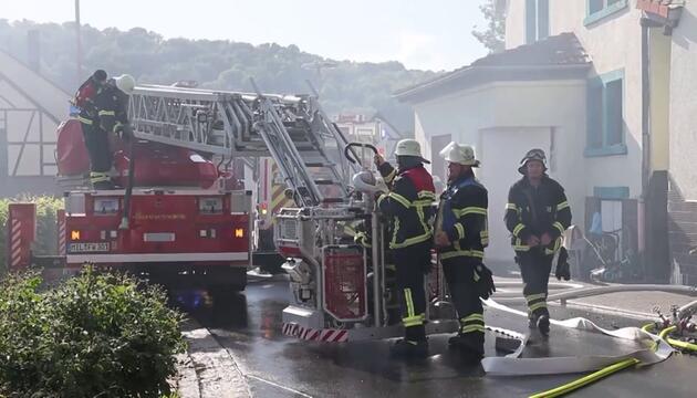 Tödlicher Wohnhausbrand in Bayern: Feuerwehr findet leblosen Mann bei Löscharbeiten