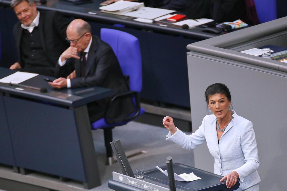 BSW-Chefin Sahra Wagenknecht und Olaf Scholz im Bundestag