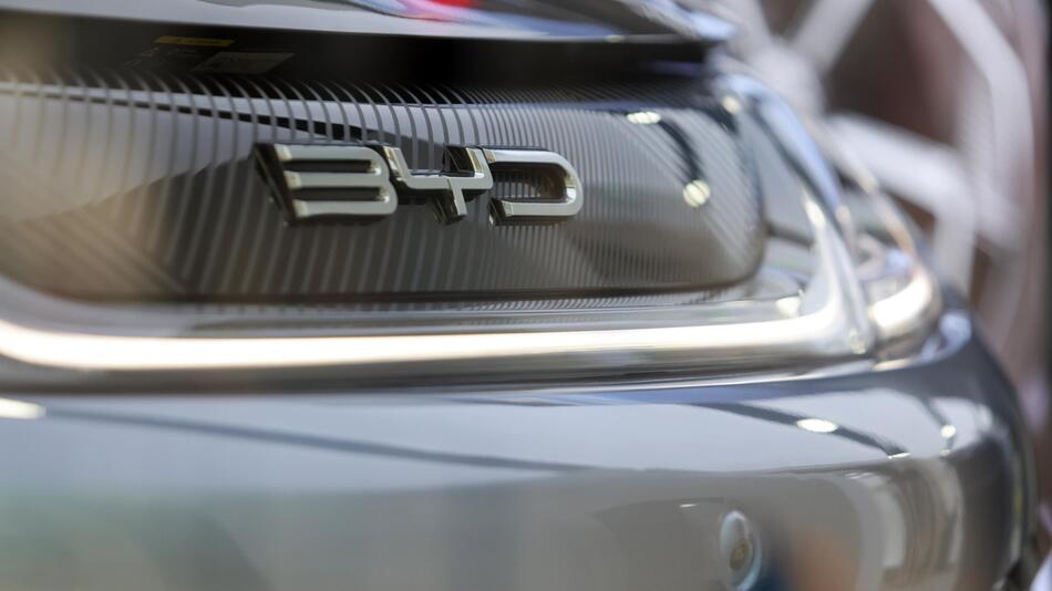BYD-Logo auf der Front eines E-Fahrzeugs