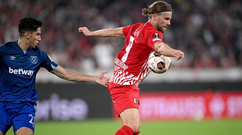 Freiburgs Lucas Höler versucht, Nayef Aguerd von West Ham United zu entwischen