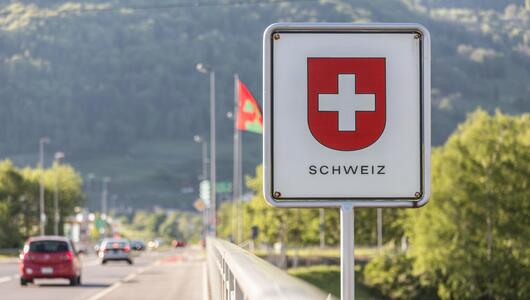 Schild mit Schweiz-Flagge