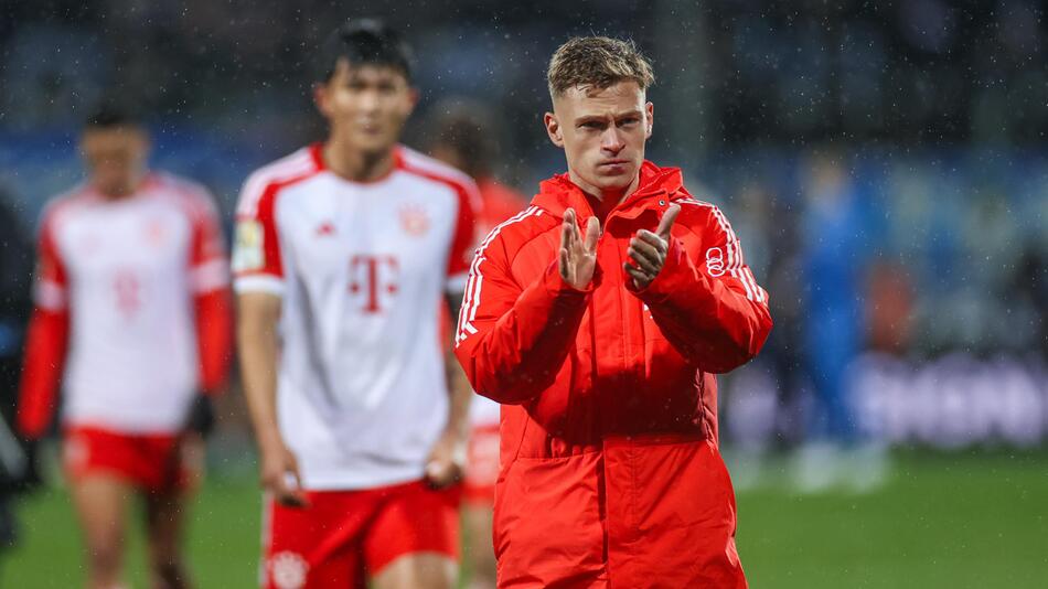Bayern Münchens Joshua Kimmich bedankt sich nach der Partie in Bochum bei den Bayern-Fans