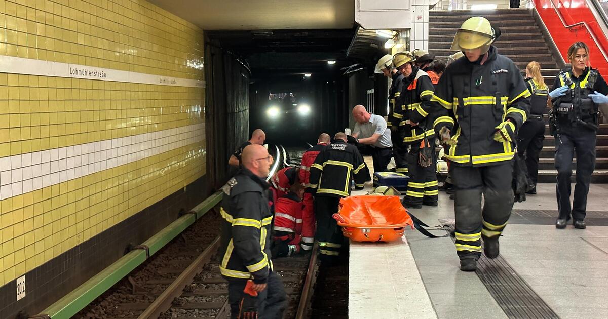 Mann stürzt auf U Bahn Gleise Mitarbeiter stoppen Zug GMX