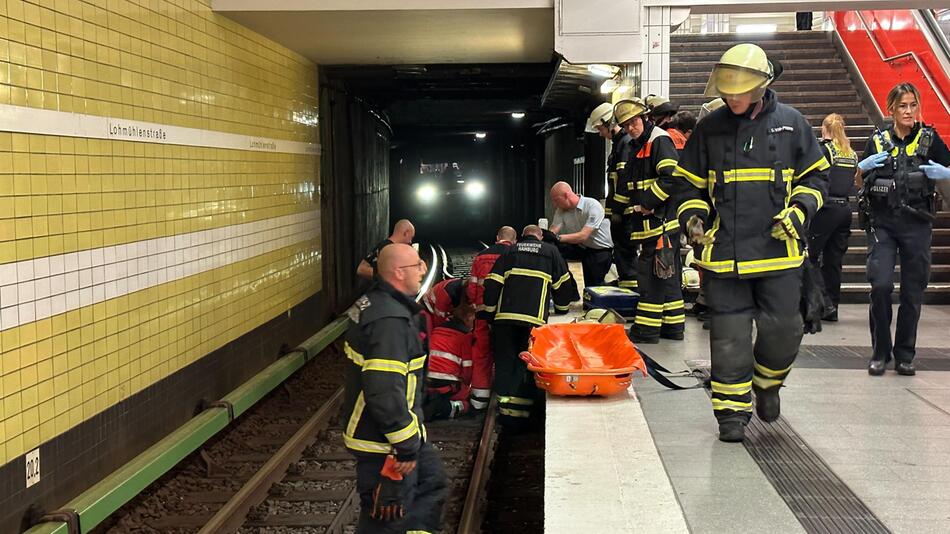 Feuerwehrleute bei der Rettungsarbeiten am U-Bahnhof Lohmühlenstraße.