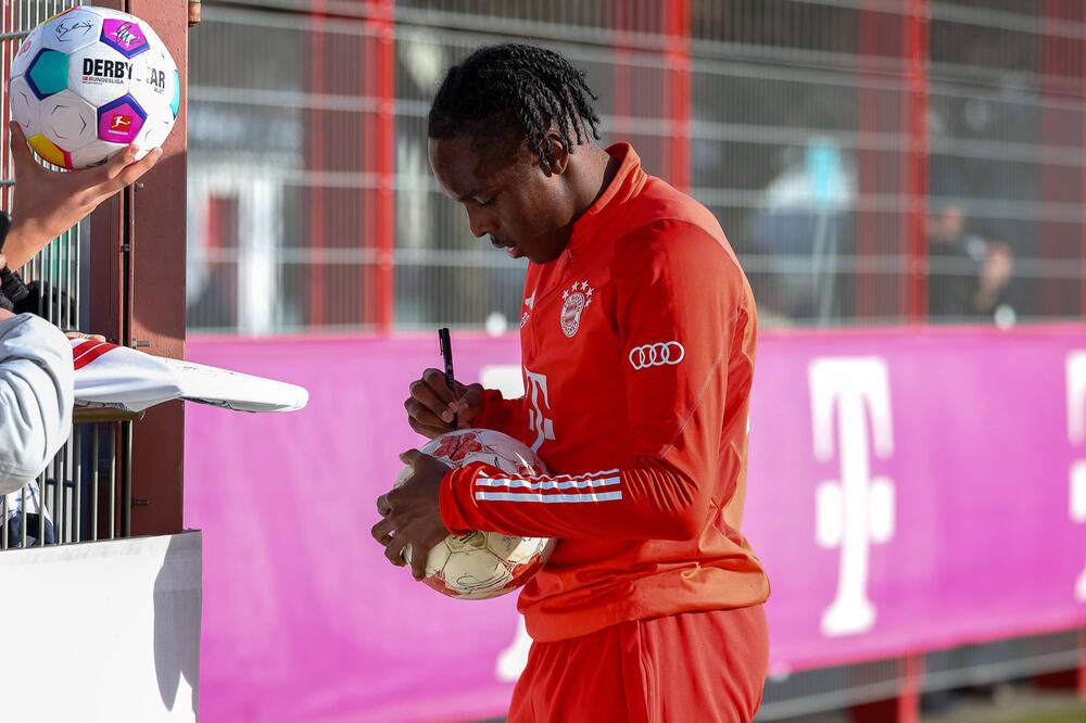 Mathys Tel und die Fans beim Training.