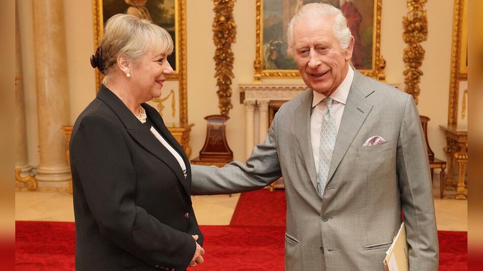 König Charles III. bei seinem Termin am Dienstag im Buckingham Palast.