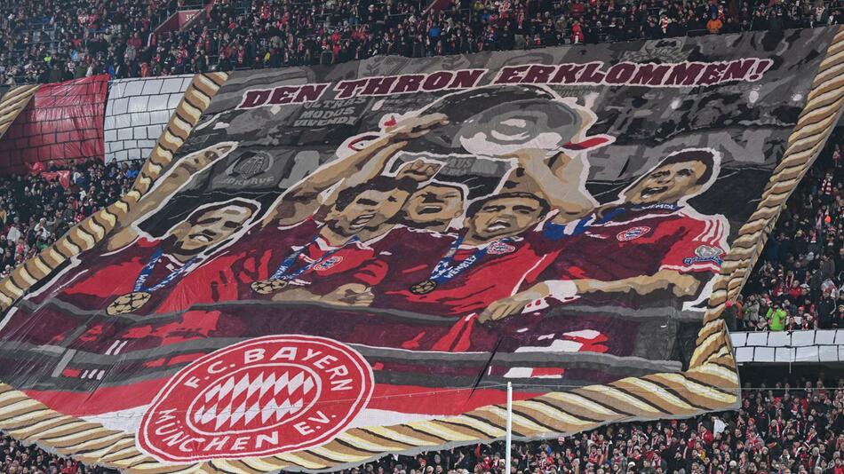 Die Fans des FC Bayern München zeigen ein Bild vom Champuions-League-Sieg des Klubs 2013 in London