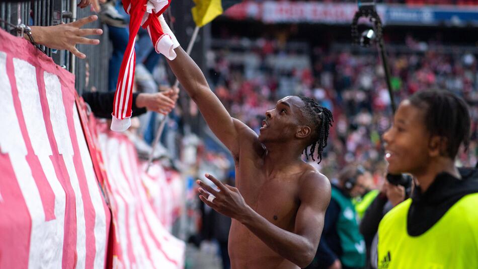 Mathys Tel und die Fans des FC Bayern.