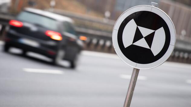 Ein Landmarkenschild auf einer Autobahn. 