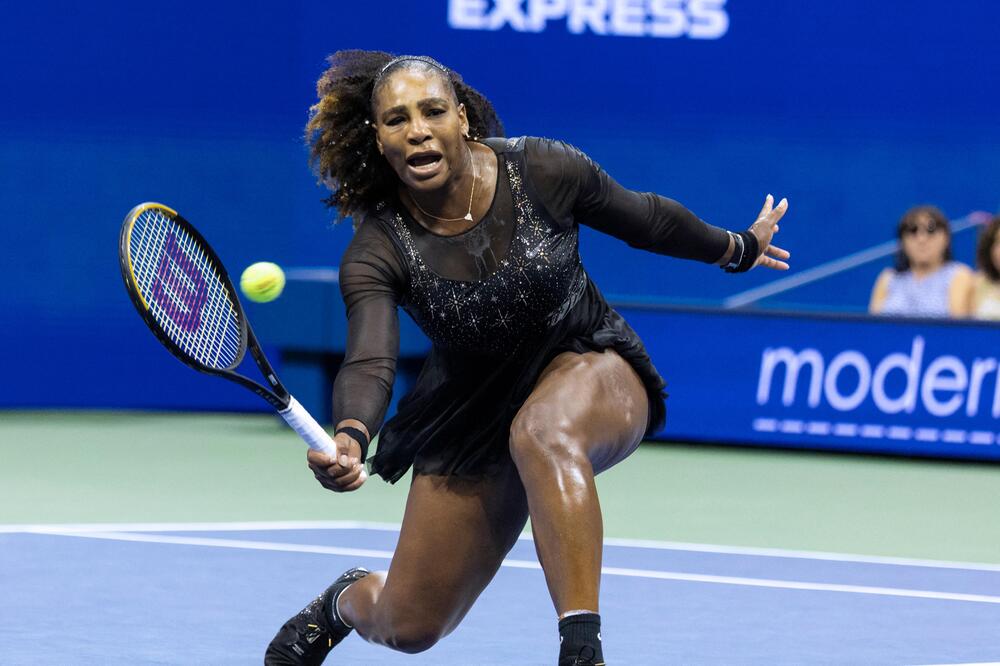 Serena Williams spielt bei den US Open gegen Ajla Tomljanovic einen Volley
