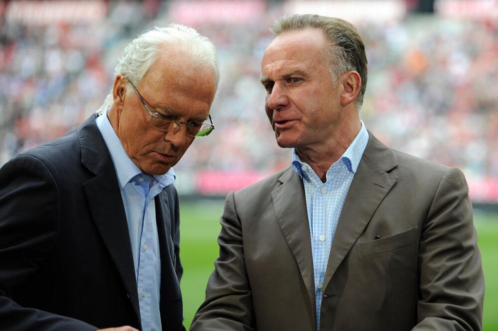 Franz Beckenbauer lauscht den Worten von Karl-Heinz Rummenigge
