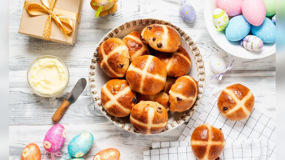 In Großbritannien kommen an Ostern würzige Hot Cross Buns auf den Tisch.