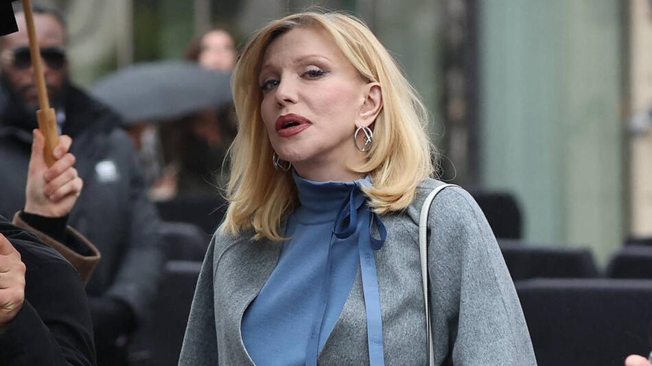 Courtney Love liebt es weiterhin wild: "Ja, ich bin absolut unausstehlich, und ich werde mich ...