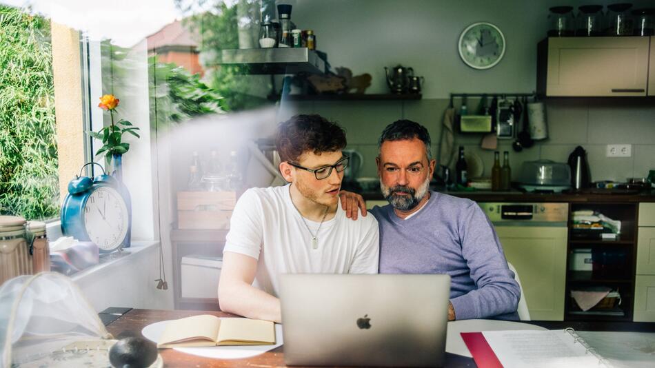 Vater und Sohn am Computer