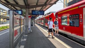 Menschen am Bahnsteig