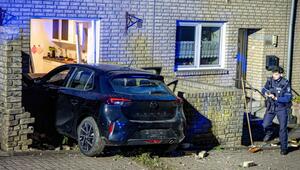 Auto durchbricht Hauswand