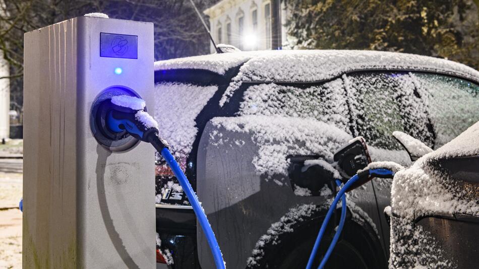 E-Auto lädt an einer Ladestation im Winter